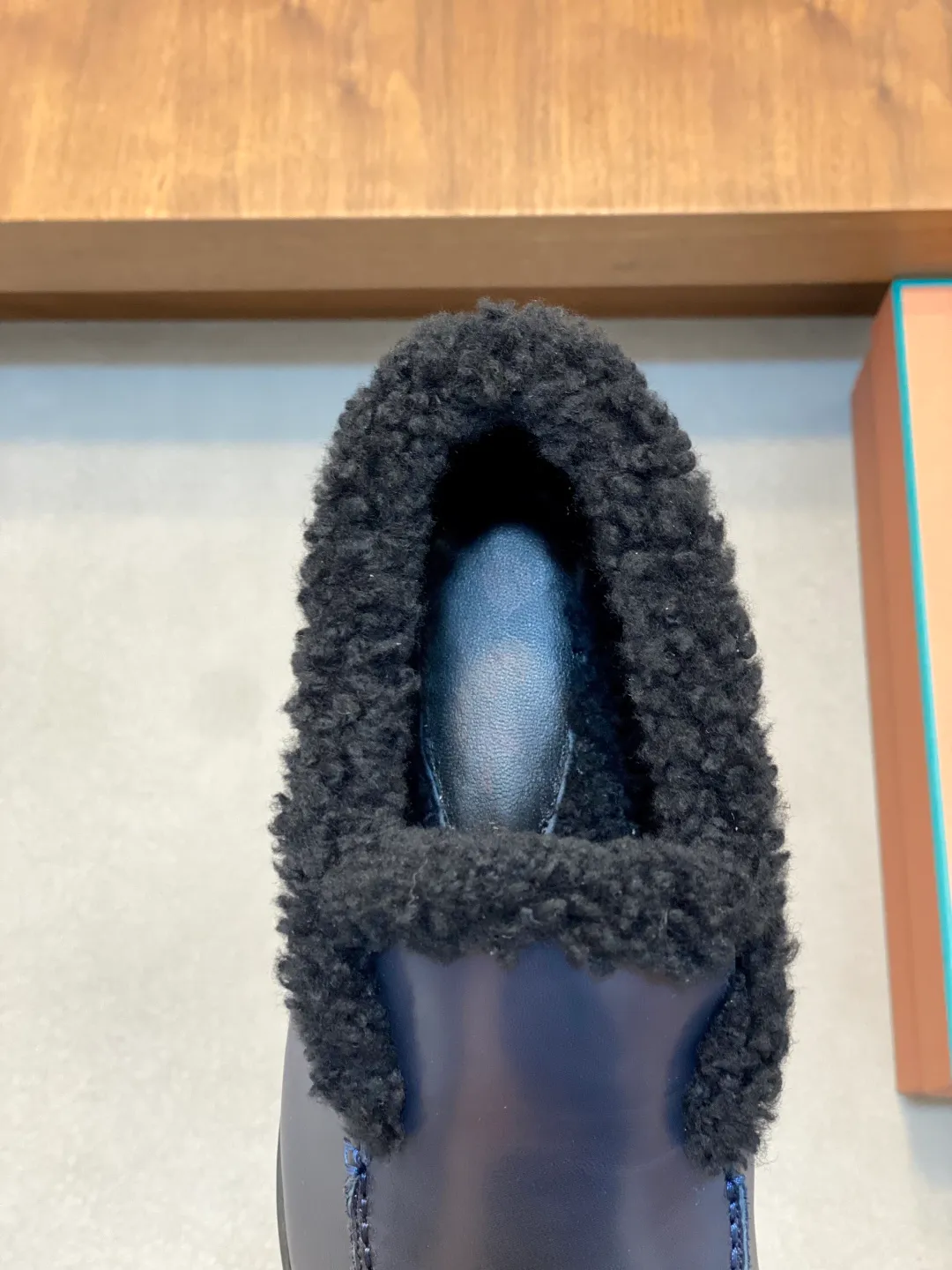 Men's Men's Shoes💰860 LoroPiana/nuoyoupiana men's new autumn and winter wool shoes, Dongguan-made raw materials are in great demand! This casual shoe is made of imported calfskin, with a full wool lining and insole for an extraordinarily comfortable and warm wearing experience. The ultra-light two-color rubber sole creates a charming modern aesthetic. There is an LP logo on the bottom. The style is simple and fashionable, and the upper foot is comfortable, warm and breathable! Comes complete with original box packaging! Size: 39-40-41-42-43-44 standard leather shoe size (45/46 can be customized but does not support returns)
